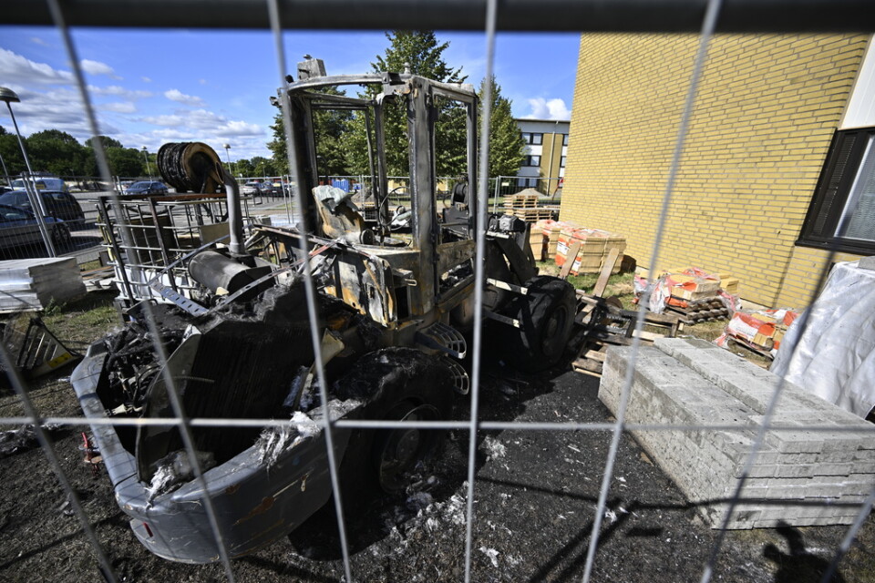 Utbränd hjullastare på Jakobs väg i Kristianstad på lördagen. Det har brunnit på ytterligare åtta ställen i staden under natten och morgonen.