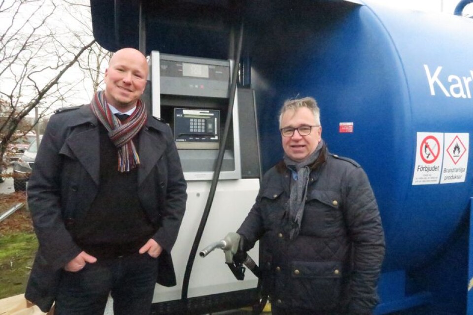 Kommunens logistikchef Kent Lindström och ordförande i Drift och servicenämnden Peter Johansson (S) välkomnar kommunens egna efterlängtade HVO-pump.