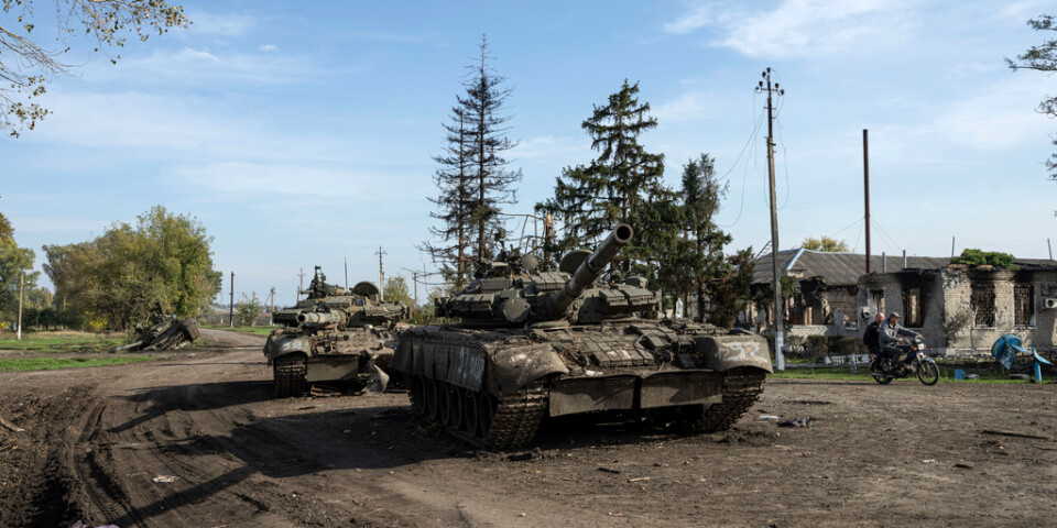 En övergiven rysk stridsvagn i staden Kupjansk i Ukraina.