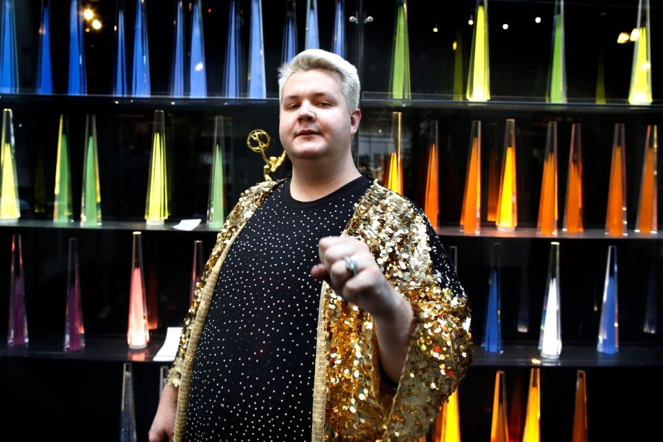 Fab Freddie älskar glitter. Det har han gjort sedan han var liten. Den här outfiten körde han i Melodifestivalen. I bakgrunden syns alla Kristallen-pris som SVT vunnit genom åren.
