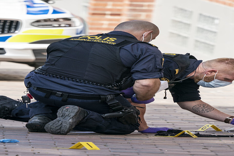 Polisens kriminaltekniker i arbete i centrala Helsingborg efter knivdådet mot en kvinna i 60-årsåldern på tisdagsmorgonen. Arkivbild.