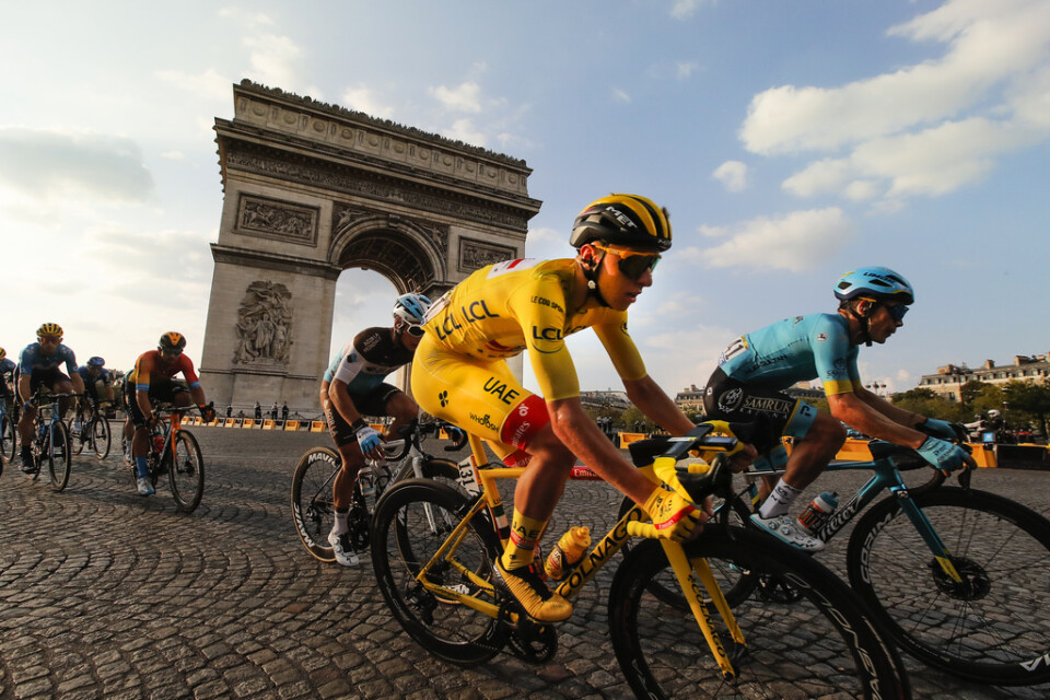 Tadej Pogacar i den gula tröjan under avslutningen i Tour de France.