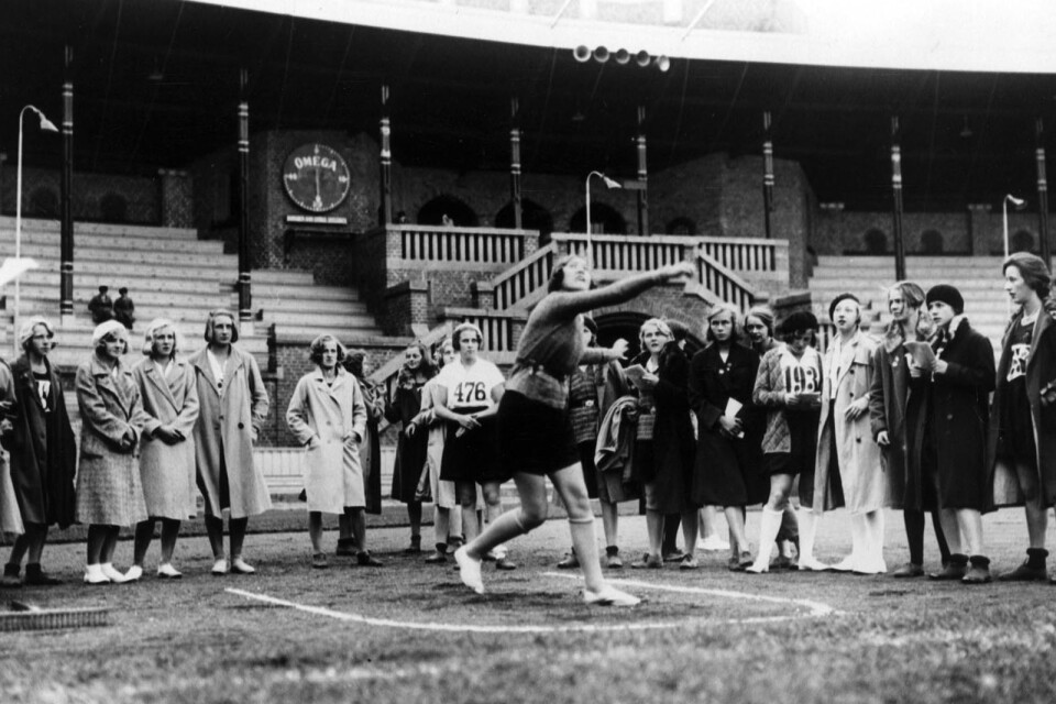 Skolungdomens tävlingar på Stadion som arrangerades för första gången 1912. Två år senare infördes två klasser för flickor. Här pågår tävlingar i slungboll.