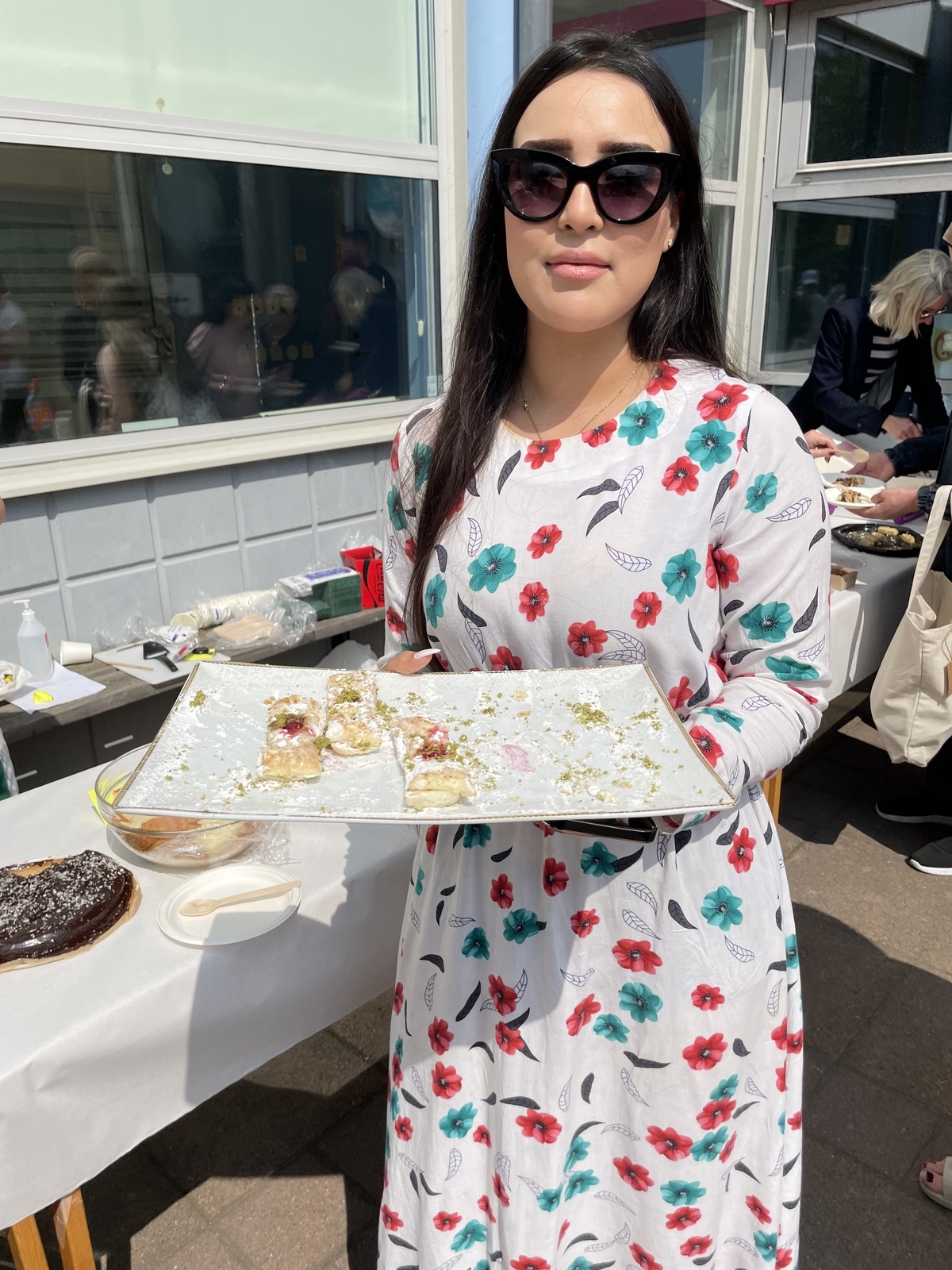 Zahra Ayoobi vann pris för finaste tårtan. Den heter Napeluni och är vanlig i Afghanistan. "Jag blev glad att jag vann, säger Zahra. Tårtan gick åt fort och på bilden håller hon i brickan med de sista bitarna.