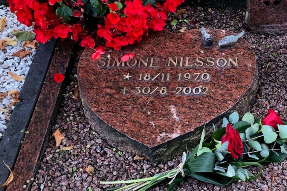 Någon har stulit fåglarna på Simone Nilssons gravsten i Färlöv. Hur kan man sjunka så lågt, undrar Bengt Nilsson i Färlöv.
