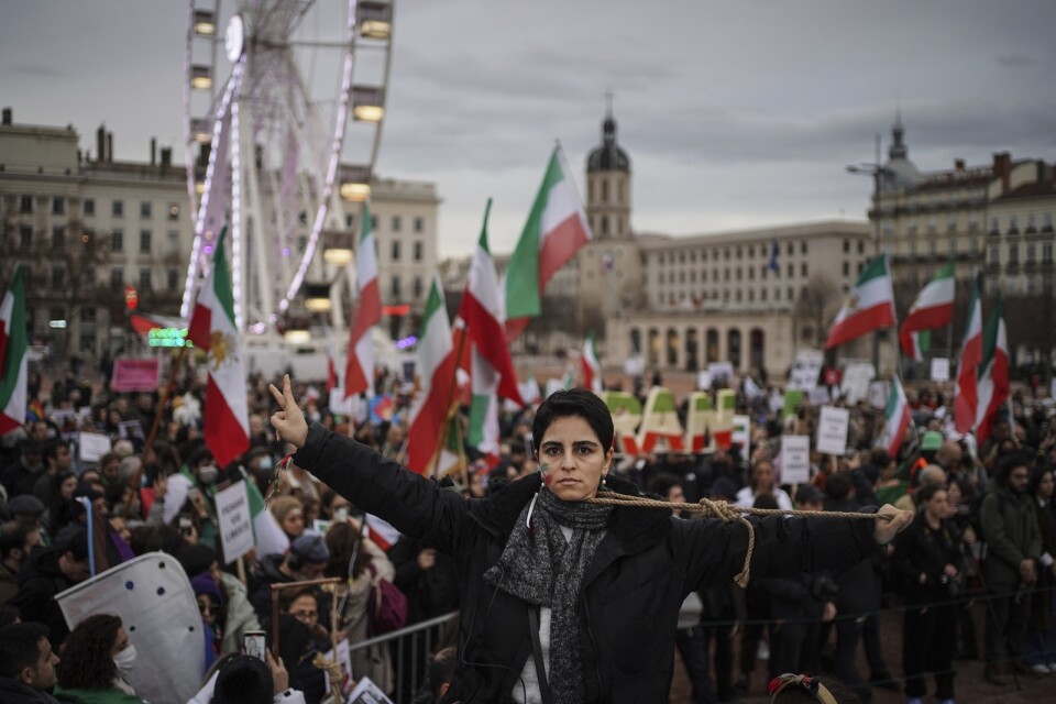 En kvinna manifesterar sin avsky mot den iranska regimen vid en demonstration i franska Lyon på lördagen.