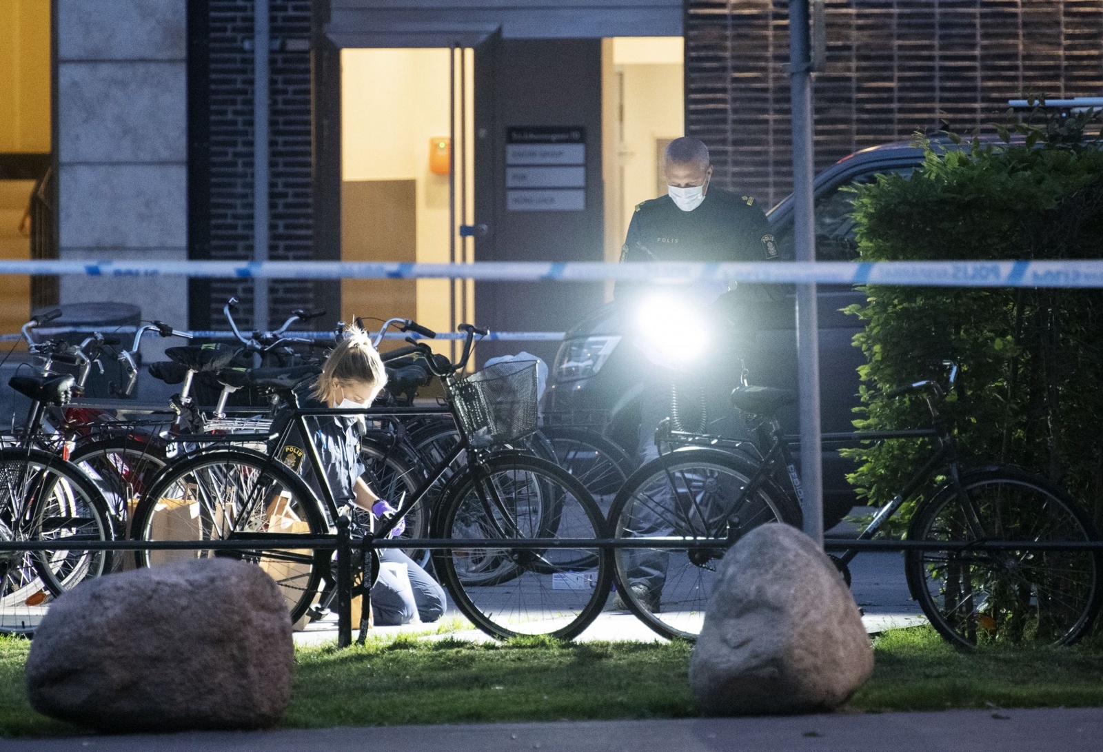 Polisen har spärrat av vid Triangeln i centrala Malmö tidigt på torsdagsmorgonen. En person har förts till sjukhus efter en skottlossning. Händelsen ska ha skett strax efter midnatt natten mot torsdagen. Vid tretiden var ingen frihetsberövad.
Foto: Johan Nilsson/TT