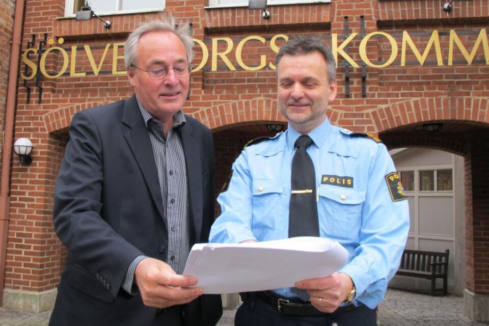 Polisstyrelsens ordförande Per-Olof Larsen (t v) och närpolischefen Bo Olsson gläds över att invånarna i Sölvesborg känner sig trygga. Det visar den nyligen genomförda trygghetsundersökningen.