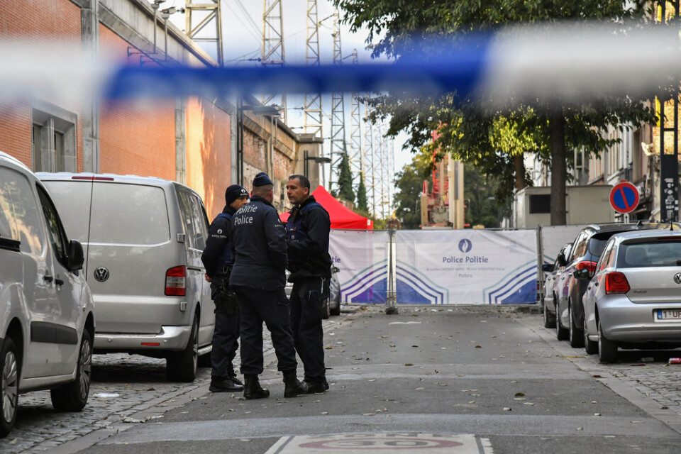 Belgisk polis vid det avspärrade området i Bryssel där två poliser angreps under torsdagen.