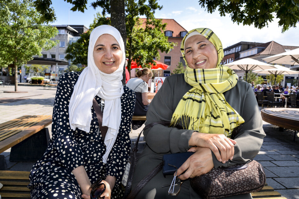 Väninnorna Rola Ellaham (t v) och Mona Hossin (t h) på Stændertorvet i Roskilde.