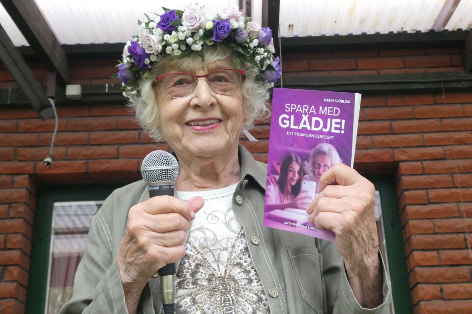 Karin Sjöblom, utbildningsansvarig på Aktiespararna Växjö, firade sin 87-årsdag med att släppa boken ”Spara med glädje – Ett framgångsrecept”.