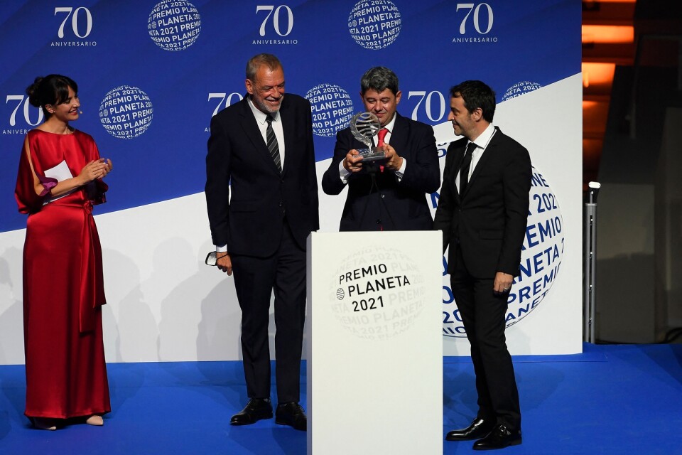 När de fick Premio Planeta på 10,9 miljoner kronor valde Jorge Díaz, Antonio Mercero och Augustín Martínez att kliva fram som författare bakom pseudonymen Carmen Mola.