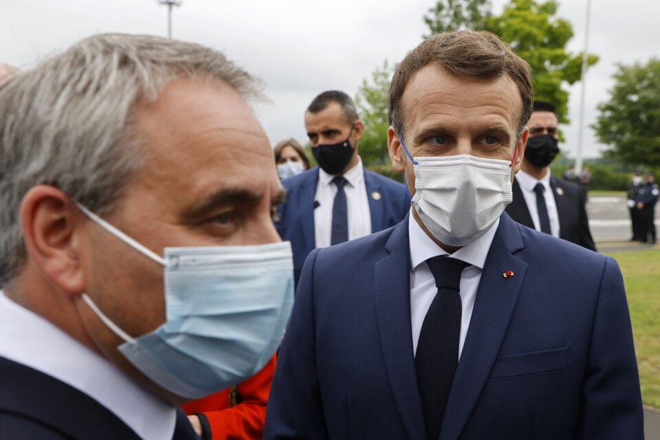 Xavier Bertrand (till vänster) från konservativa LR är regional ledare i Hauts-de-France i norra Frankrike och ses som en av huvudkandidaterna till att utmana sittande presidenten Emmanuel Macron (till höger) i nästa års presidentval. Arkivbild.