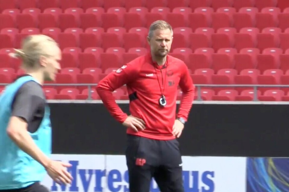 Kalmar FF:s tränare Magnus Pehrsson med fokuserad min på lördagens träning på Guldfågeln Arena inför söndagens match mot Elfsborg.
