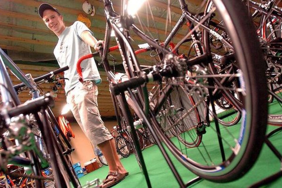 Hundra procent cykling. När 20-årige Patrik Ericsson inte tränar eller tävlar säljer han cyklar på Sjöviksvägen. ARkivbild: Tomas Nyberg