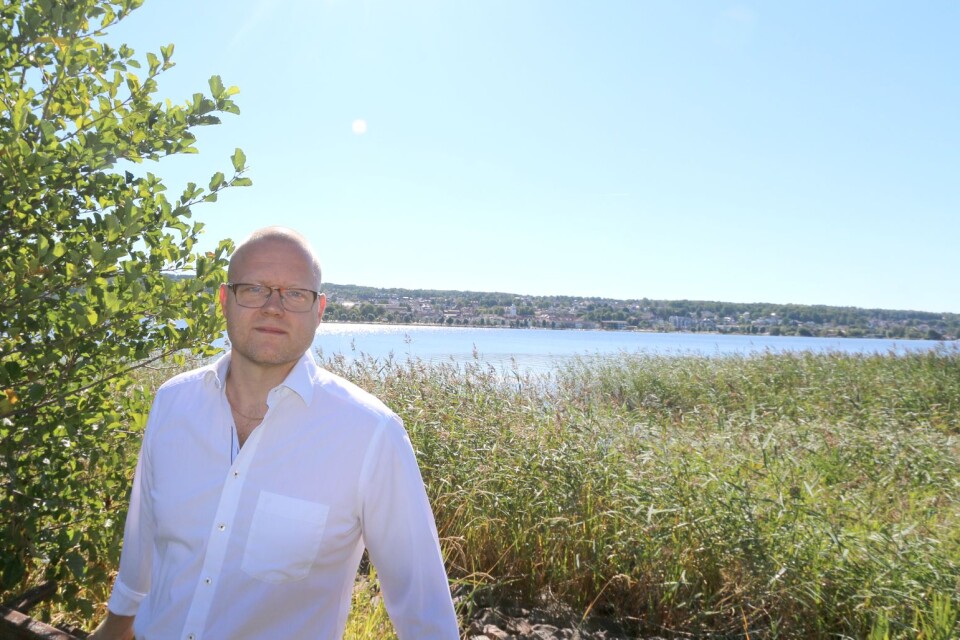 Mattias Josefsson (S) är fotograferad på stranden vid Villastaden/Båtbyggeriet i Ulricehamn. Tvärs över sjön ser man hela staden och stranden är hans barndomsstrand, då farfar byggde huset han bor i.