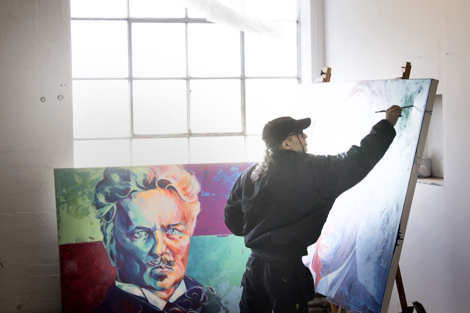 Maher Abdel Aziz målar Mahmoud Darwish, poet från Palestina, som ska ställas ut tillsammans med bland andra porträttet av August Strindberg.