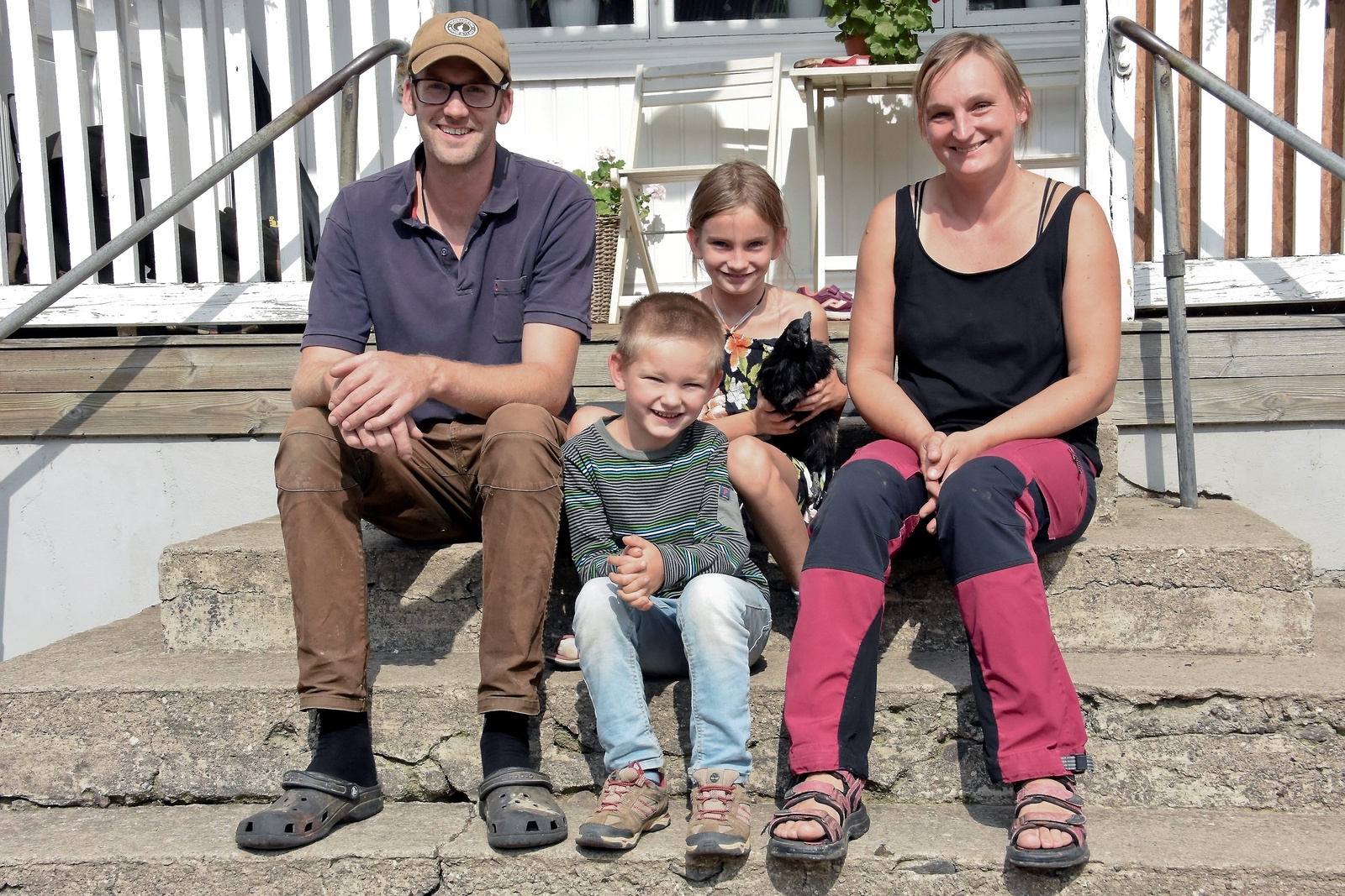 Victor Karlsson och Karolina Wilczynska med barnen Alice och Vidar har nu blivit riktiga skåningar. Foto: Helén Fingalsson