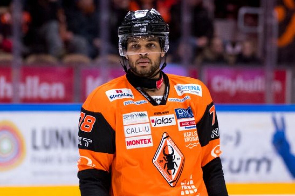 Akim Aliu stängs av från all hockey till slutet september.