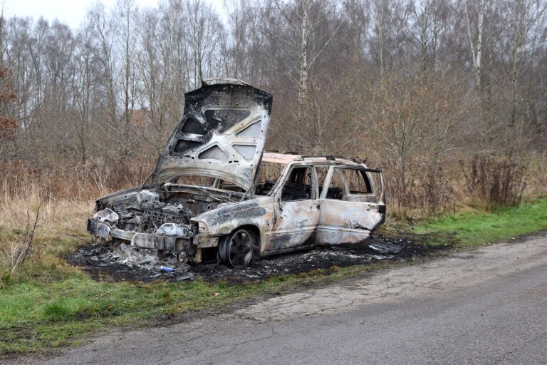Stulen bil brändes upp – efter tips om släp som läckte diesel