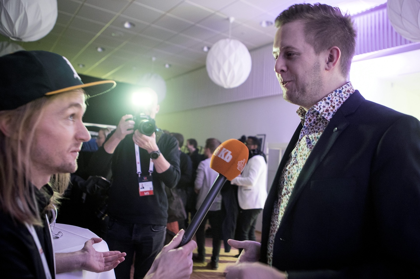 Kristianstadbladets Lukas Ernryd tar ett snack med Niklas Larsson under mellominglet.
