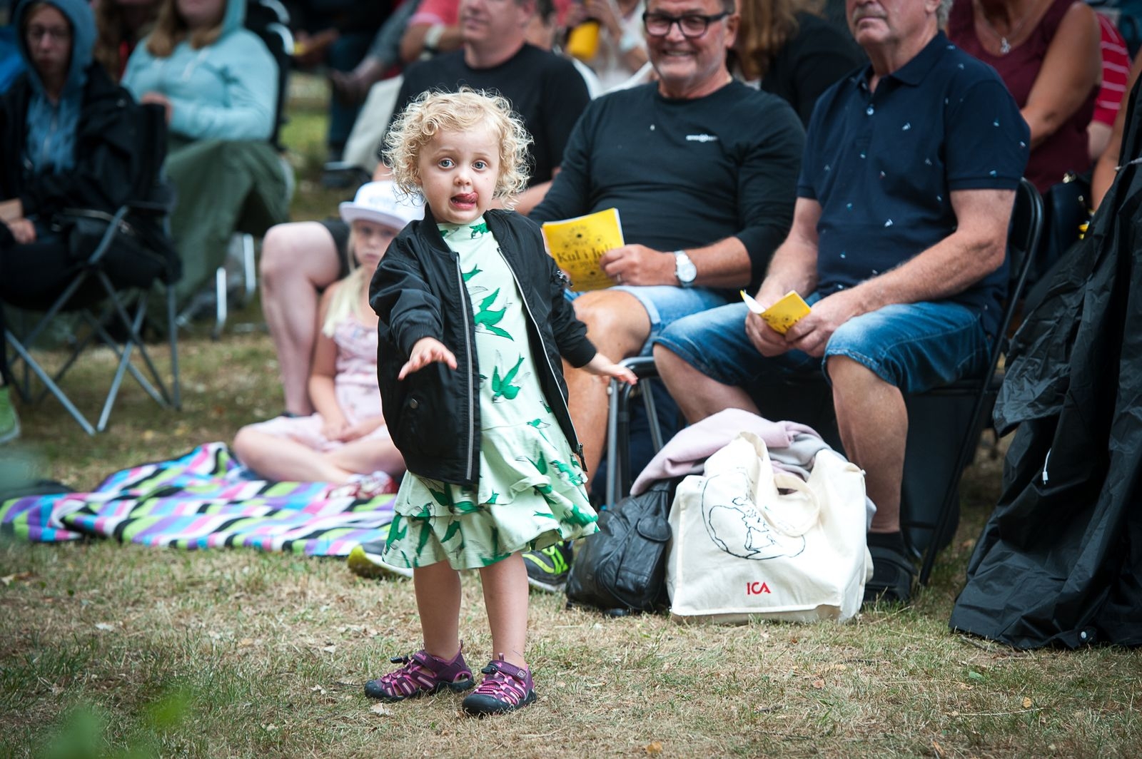 Treåriga Billie Thiel, Karlshamn, gillade att stå framme vid scenen och digga.