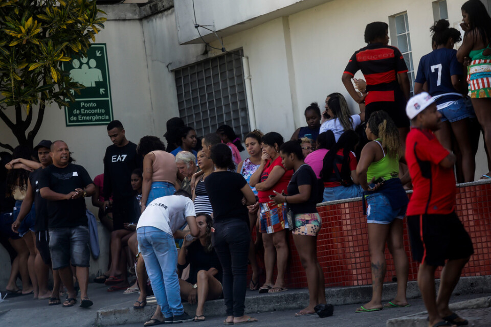Boende i favelaområdet Complexo da Penha väntar på nyheter om skadade släktingar utanför sjukhuset.