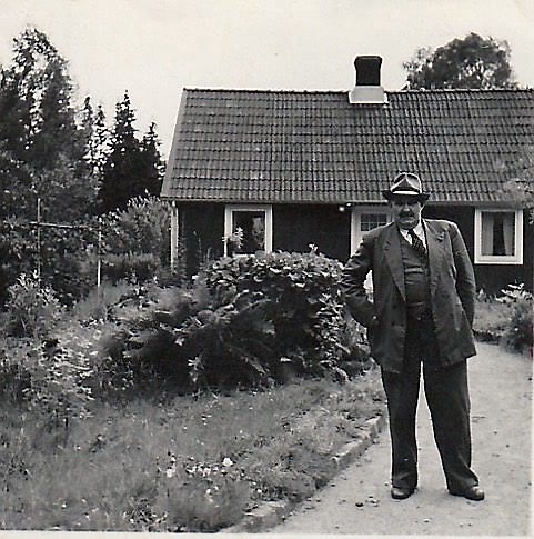 Otto Johansson framför ett av husen som Anders Håkansson vill ha information om. 
PRIVAT BILD