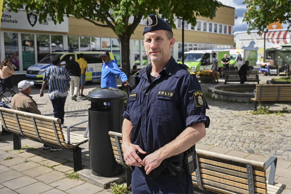 Martin Marmgren, gruppchef för områdespolisgruppen i Järva, på Husby Torg dagen efter dödsskjutningen på öppen gata.