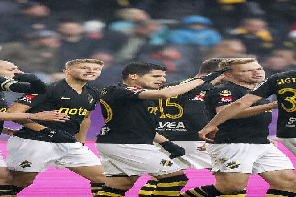 AIK:s Henok Goitom (till vänster) jublar med lagklamraterna efter sitt 1–0-mål hemma mot Örebro.