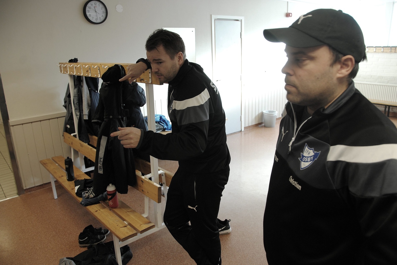 David Kroon och Christian Claesson, coacher i IFK Osbys P9-lag, berämmer killarna efter matchen.