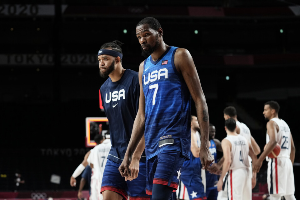 USA med Kevin Durant (till höger) förlorade mot Frankrike i öppningsmatchen i OS.