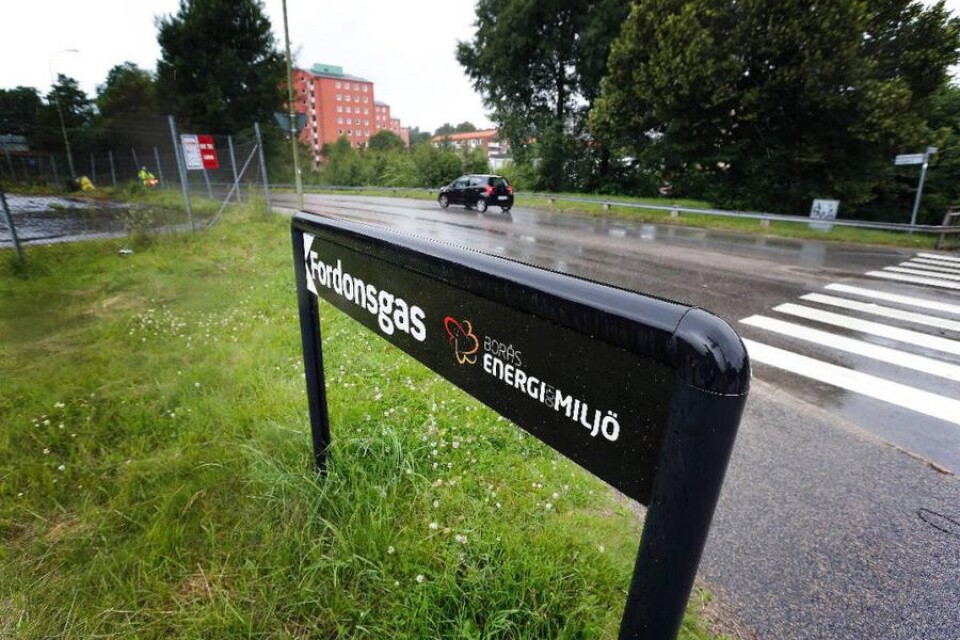 Kommunalt ?särintresse? skyltar med logotyp och allt: Borås energi och miljö har en lokal hänvisningsskylt till sin biogasmack, medan konkurrenten Fordonsgas Sverige fått stopp och belägg på sin ansökan.