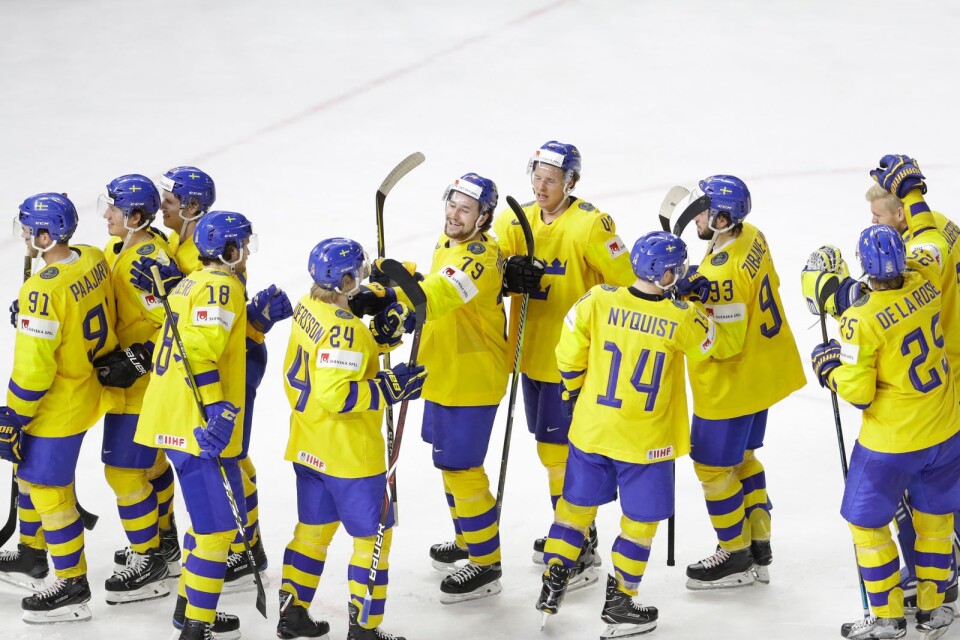 Tre kronor firar segern med 6-0 i lördagens semifinal i ishockey-vm mellan Sverige och USA i Royal Arena.