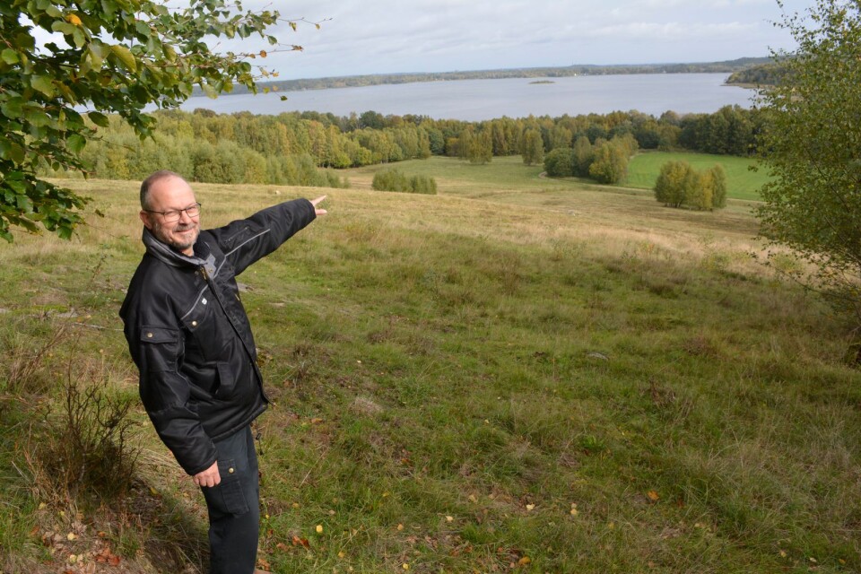 Lars-Erik Willams, kommunekolog, visar utsikten från den plats där de nya vindskydden snart invigs. Utvecklingen av Hovdalaområdet pågår ständigt.