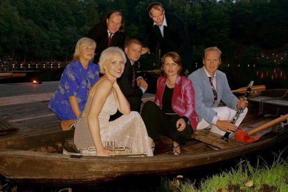 Gunhild Carling tar med sig familjen i båten &#x96; och varietén. Från vänster Aina (mamma), Gunhild själv, Hans (pappa), Ulf (bror), Thomas (svåger), Gerd (syster) och Max (bror). Bild: Hubert Krajewskij