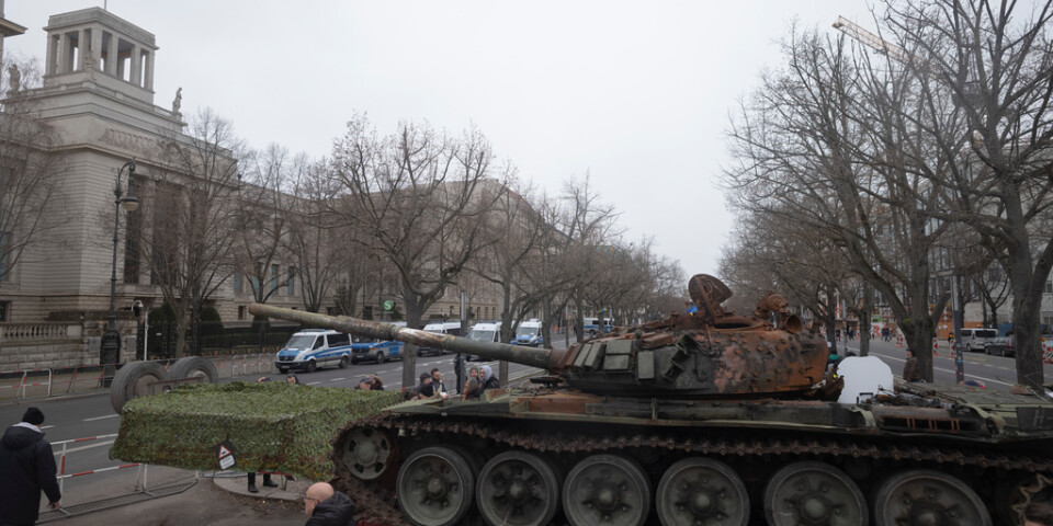 Ett trasigt ryskt stridsfordon placerat vid den ryska ambassaden i Kiev. Arkivbild.