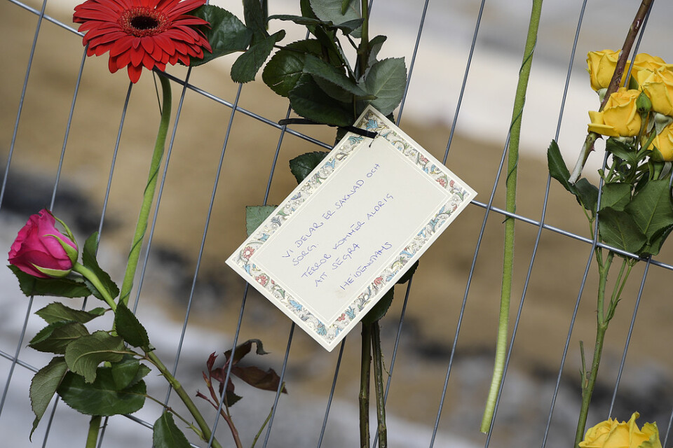 Blommor vid Drottninggatan i centrala Stockholm för att hedra offren för terrordådet i april 2017 där fem människor dödades. Arkivbild.