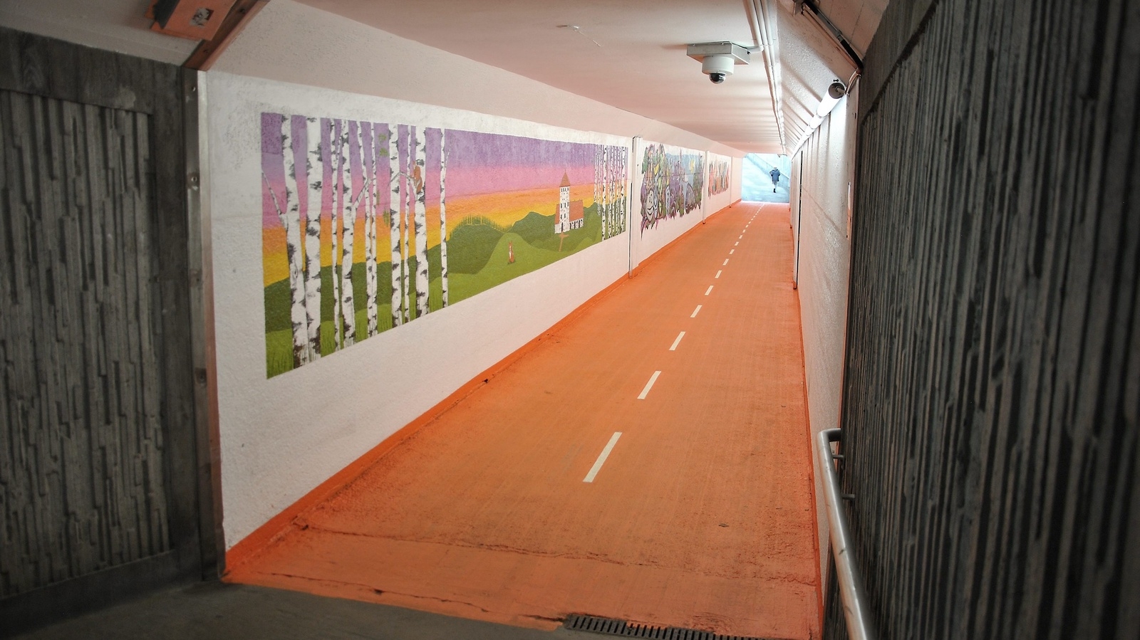 Betonggrått och asfaltsvart har fått ge vika för orange, vitt och färgglada målningar. Nu är gångtunneln mellan Drottninggatan med Tingshusgatan renoverad. Foto: Pernilla Ekdahl