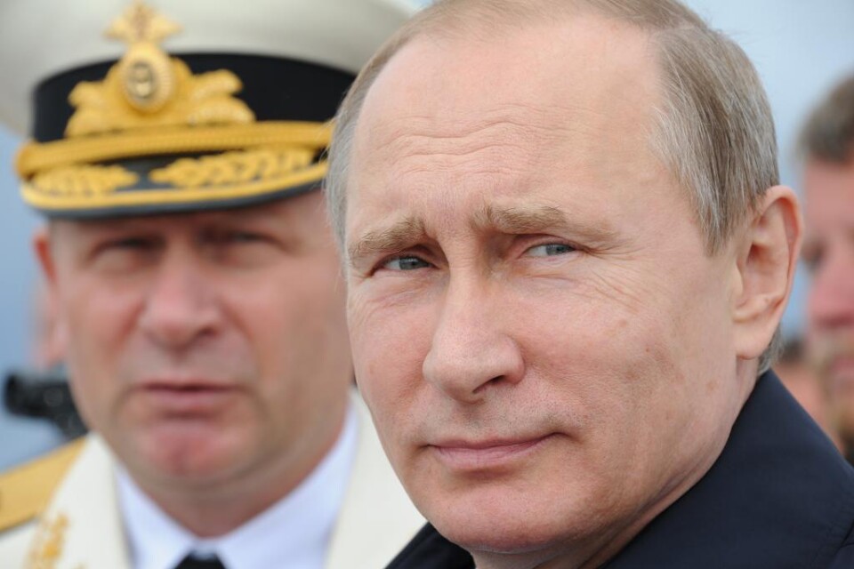 Ukrainas president Petro Porosjenko anklagar Vladimir Putin för att vilja ta över hela Europa. I en intervju med den franska radiostationen RFI påstår han att den ryske presidentens sikte nu är inställt på Finland och baltstaterna. - Putin vill gå så l