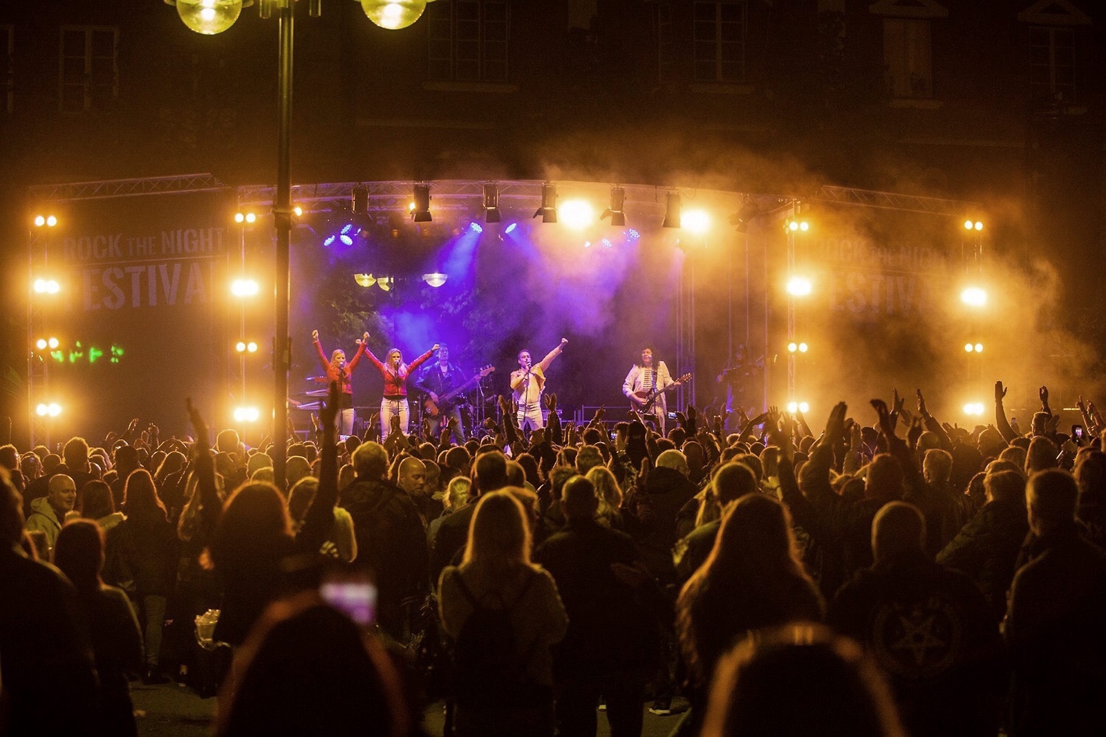 Cirka 1 500 personer besökte lördagens Rock the Night på Stortorget. Nu blir det inte fler tributefestivaler, åtminstone inte av den här arrangören, i Hässleholm. foto: Annicka Nilsson