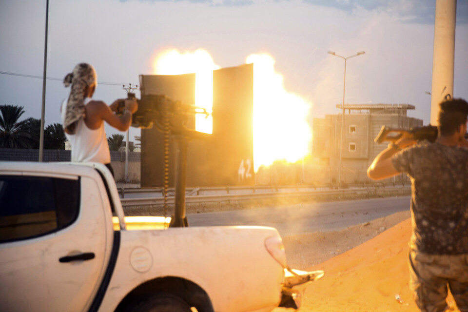Stridande från den FN-erkända regeringen öppnar eld under en sammandrabbning i Tripoli. Arkivbild.