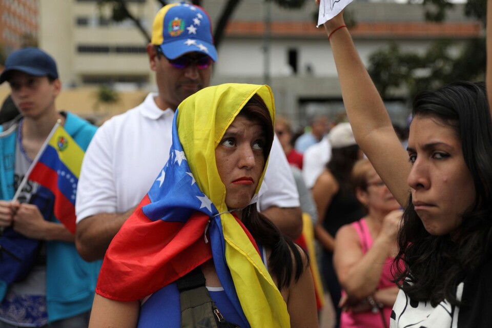 Oppositionen demonstrerar för amnestilagar för polis och militär i Caracas.