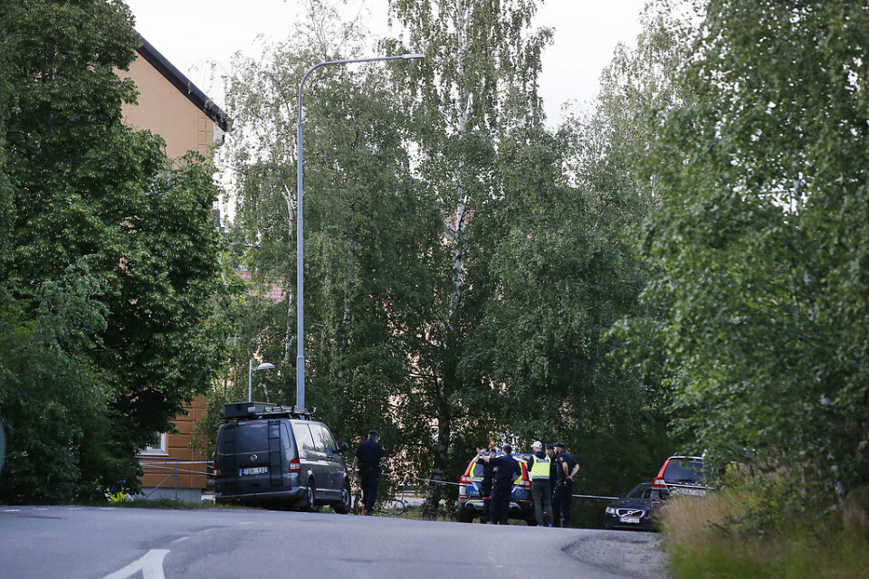 En man har skadats allvarligt efter att han blivit skjuten i Tullinge utanför Stockholm.