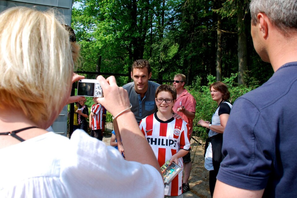 TA-sporten hälsade på Andreas Isaksson 2011 i PSV Eindhoven i Holland. Här fotograferas han med PSV-fans utanför träningsanläggningen.