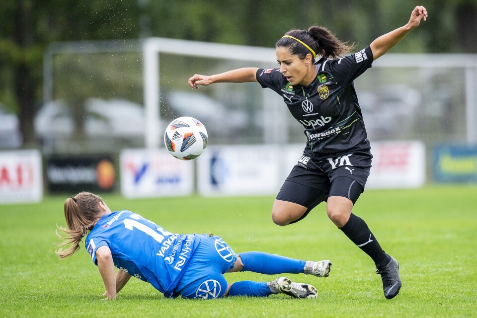 Rosa Herreros (a destra) durante una partita dell'Umeå contro l'IFK Kalmar nell'estate del 2021.  La prossima stagione lo spagnolo giocherà per il Växjö DFF