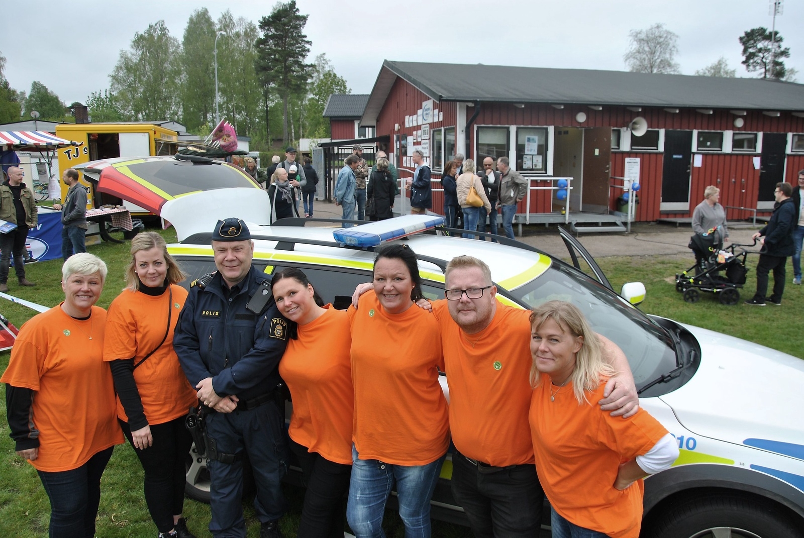 Arrangörerna tillsammans med kommunpolis Rolf Paimensalo. Foto: Magnus Wahlström