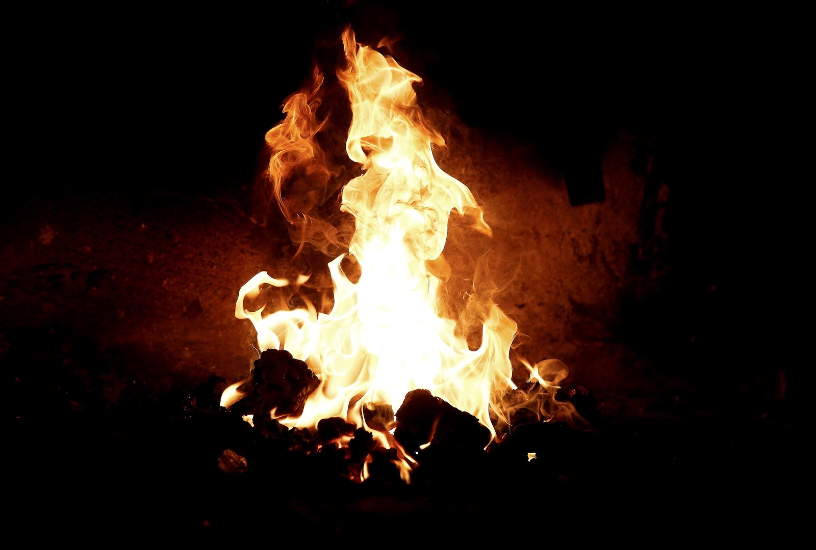 Det är något rofyllt med eld. Den både värmer och gör det möjligt att skapa. Foto: Stefan Sandström.