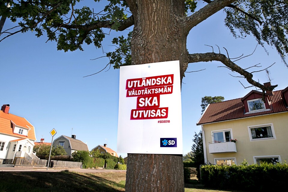 SD lät skruva upp en valaffisch på en ek i Kolberga. Det är inte tillåtet och parkförvaltningen har krävt att affischen tas bort.