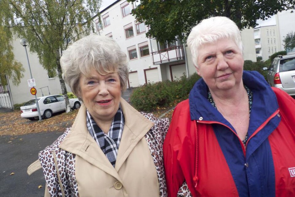 Gunbritt Schön, till vänster och hennes granne Ingrid Stenholm i Hov Dalbogård är oroliga. Vem blir ny hyresvärd? ? Vad innebär detta för oss? Idag har vi ganska låga hyror, säger Gunbritt Schön ? Jag vet inte, det kan ju bli både bättre och sämre, säger Ingrid Stenholm som bott i samma lägenhet i 45 år.